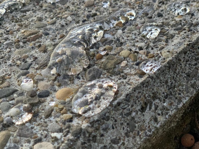 Wasser perlt auf einer imprägnierten Betonbrüstung ab