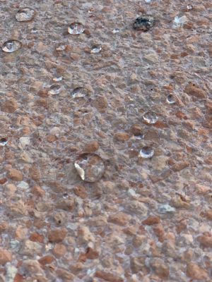 Wassertropfen auf einer imprägnierten Gartenplatte