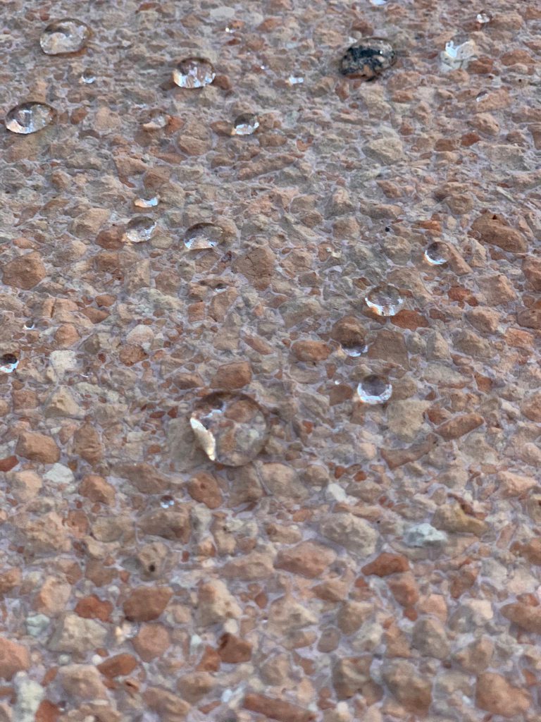 Wassertropfen auf einer imprägnierten Gartenplatte