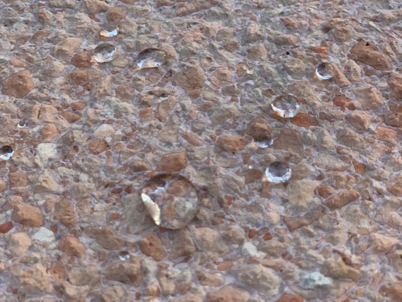 Wassertropfen auf einer imprägnierten Gartenplatte