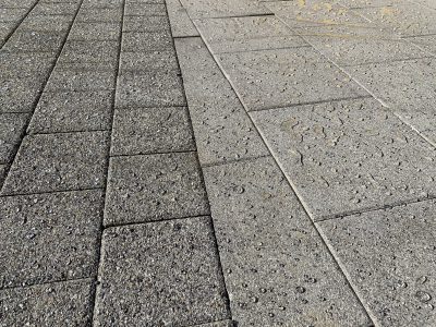 Plattenbelag, links dunkler, rechts heller