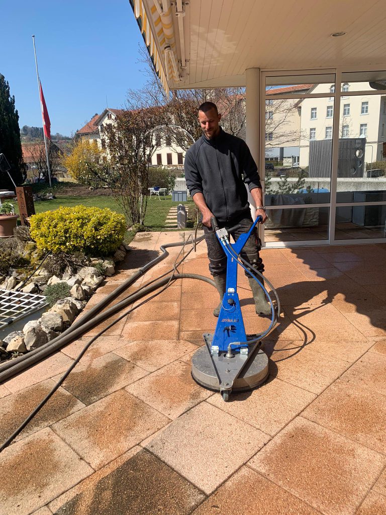 Ritchie Buntschu reinigt einen Sitzplatz mit Gartenplatten inkl. Absaugung