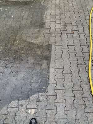 Verbundsteine in Lenzburg, zur Hälfte gereinigt