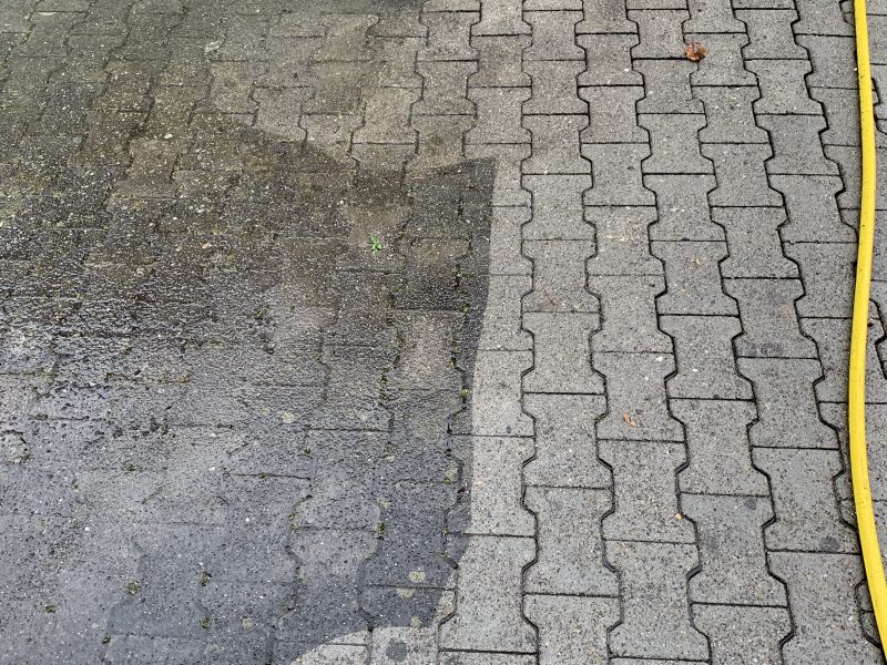 Verbundsteine in Lenzburg, zur Hälfte gereinigt