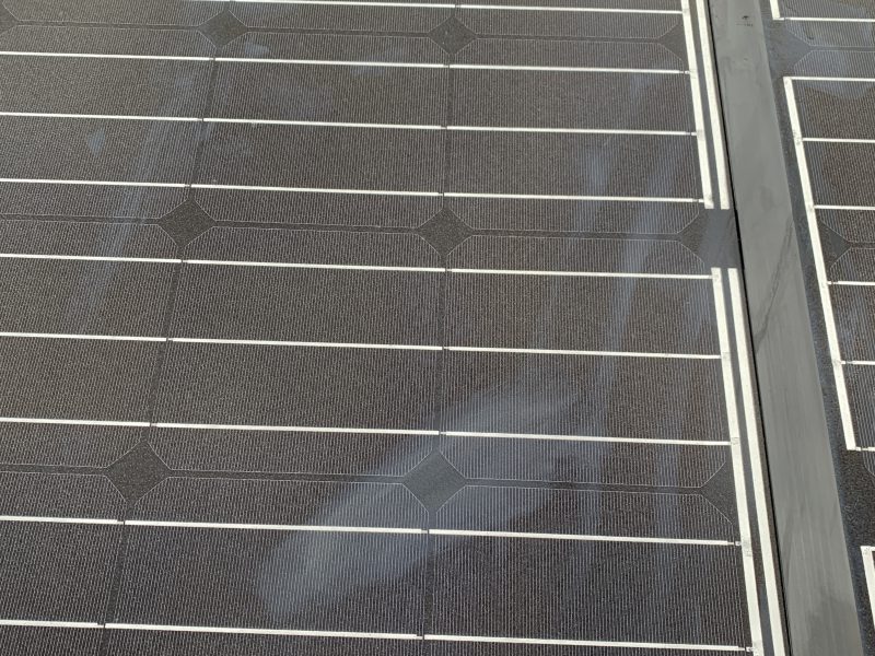 Verschmutzte Indach-Solaranlage
