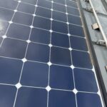 schmutzige Solarpanelen während der Reinigung