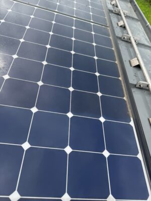 schmutzige Solarpanelen während der Reinigung