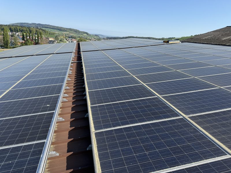 Verschmutzte Solaranlage in Fahrwangen vor der Reinigung