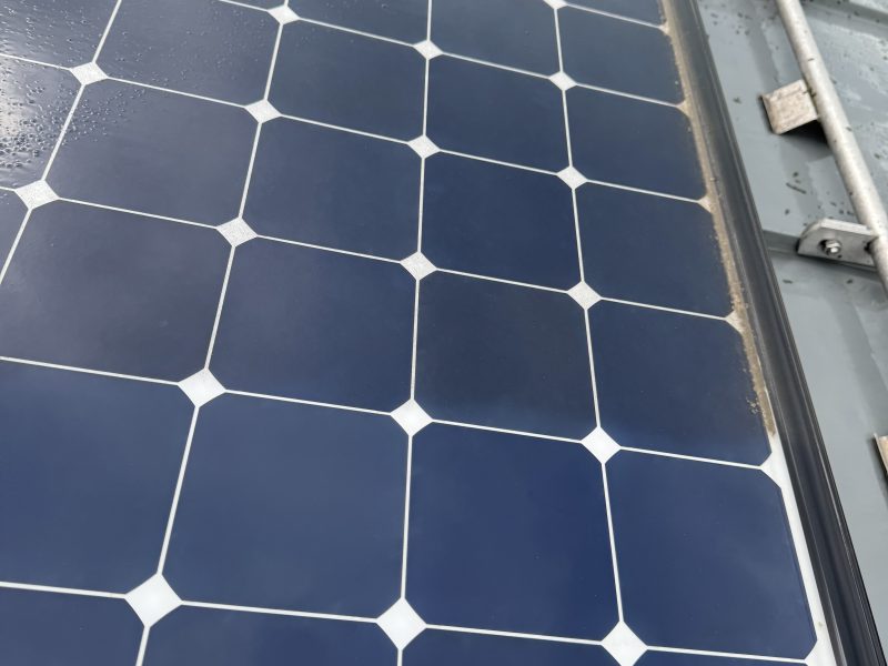 Verschmutzte Solarpanels während der Reinigung mit Reinstwasser