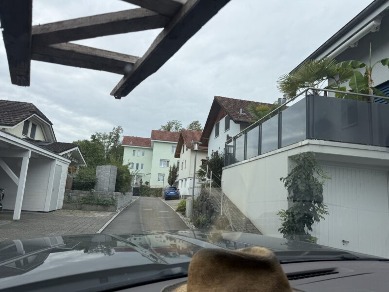 Dach- & Solarreinigung aus einer Hand in Neuenkirch LU gereinigte Dächer sind nach 5 bereits gut sichtbar
